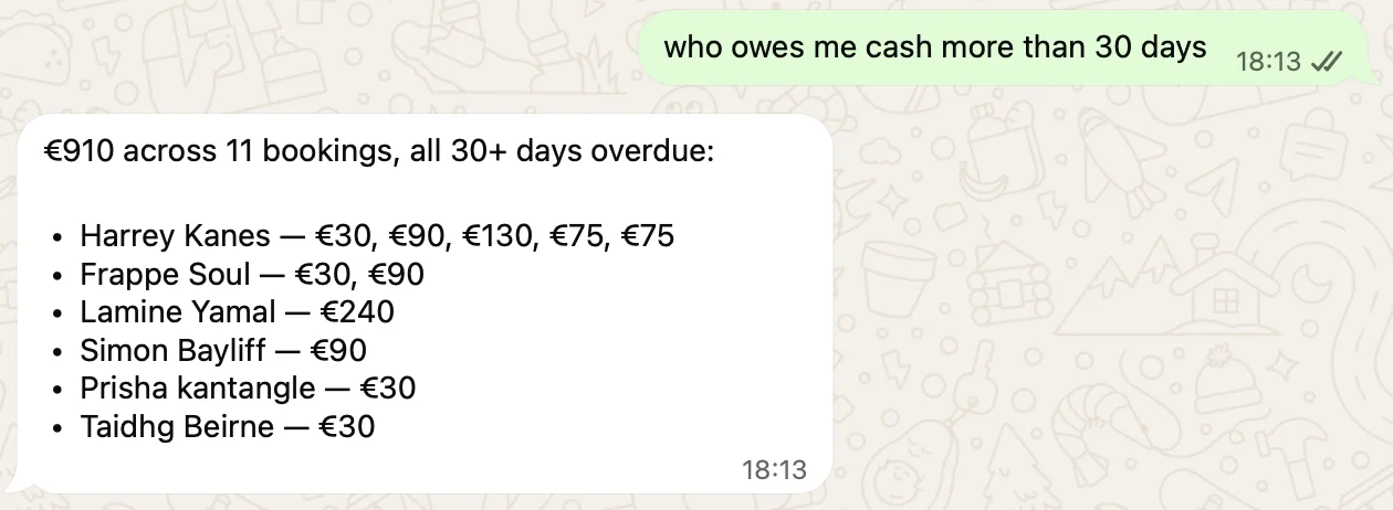 WhatsApp conversation: the owner asks who owes me cash more than 30 days, and the assistant replies with the total overdue amount and a list of customers and balances.